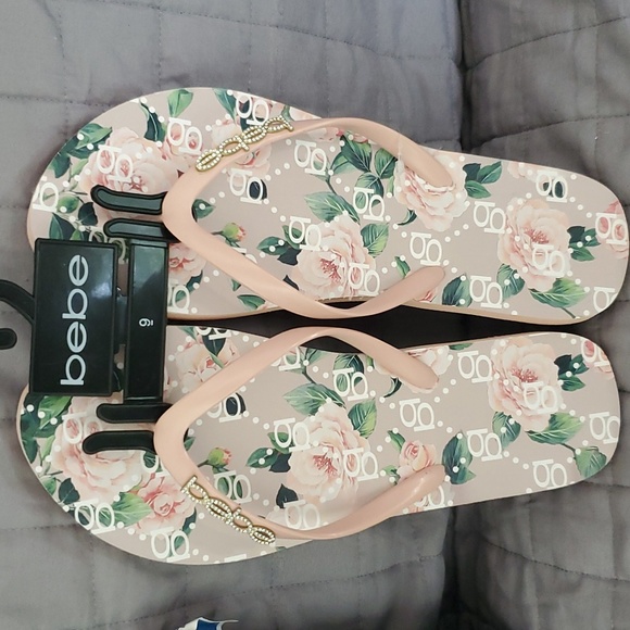 NWT Beach Ready Blue & Black bebe Rhinestone Floral Flip Flops - Picture 5 of 9